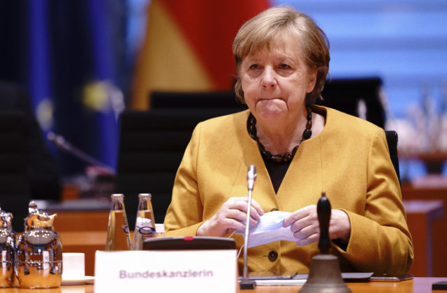 Frustrovaná Merkelová vyzýva občanov k menšej dávke perfekcionizmu a väčšej flexibilite