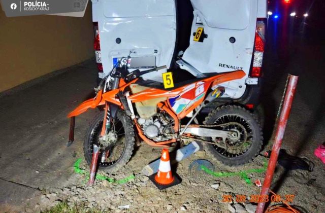 Opitý motorkár bez vodičáku havaroval s tehotnou, ťažko sa zranili (foto)