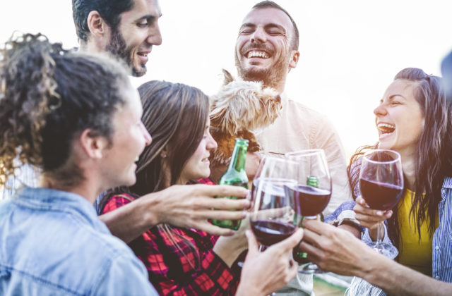 Alkohol nerobí ľudí okolo vás príťažlivejšími, vedci vyvrátili efekt pivných okuliarov