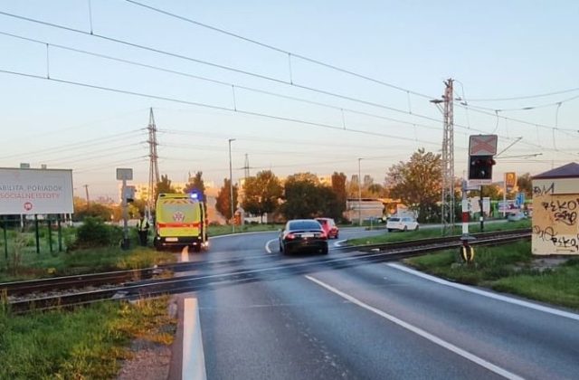 Vlak pri prejazde priecestím v Bratislave zachytil mladú ženu (foto)