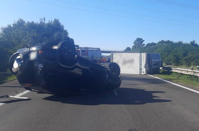 Diaľnica D2 v smere z Bratislavy do Malaciek  je uzavretá, zrazilo sa tam osobné auto s prívesom (foto)