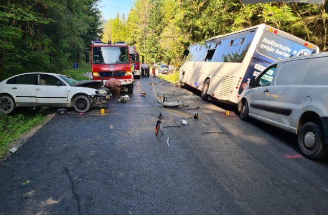 Medzi Spišskou Novou Vsou a Rožňavou sa zrazil autobus a dve autá, dopravu reguluje polícia