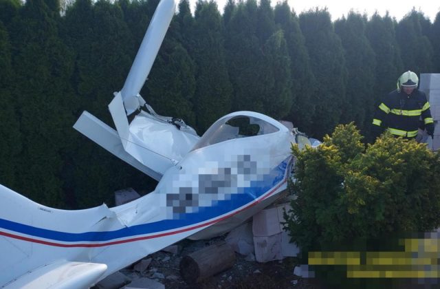 Do záhrady rodinného domu spadlo malé lietadlo, pilot a spolucestujúci neprežili (foto)