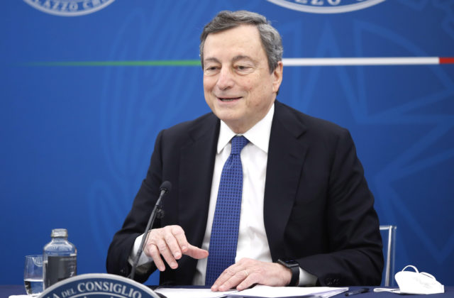 Taliansky premiér Mario Draghi vakcíne od AstraZenecy plne dôveruje a nechal sa zaočkovať