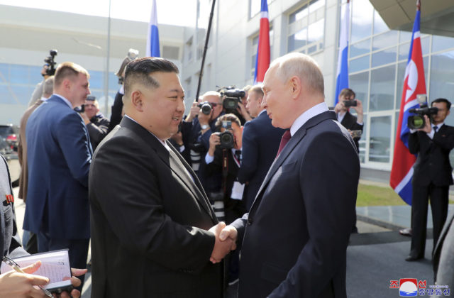 Putin po strate tisícov vojakov a minutí miliárd prosí o pomoc, reagujú USA na znepokojujúcu spoluprácu s Kimom