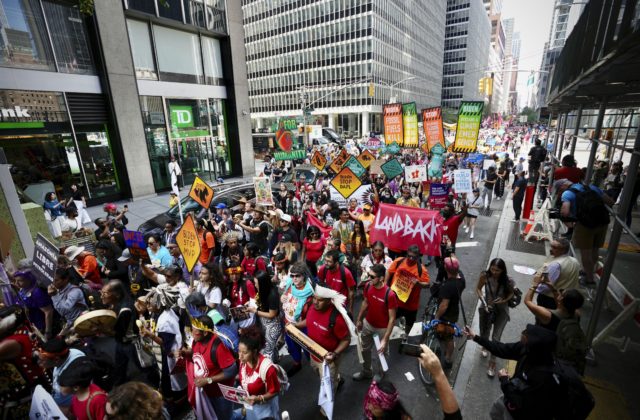 Desaťtisíce ľudí sa v New Yorku zúčastnili protestu proti fosílnym palivám, žiadali vyhlásenie stavu klimatickej núdze
