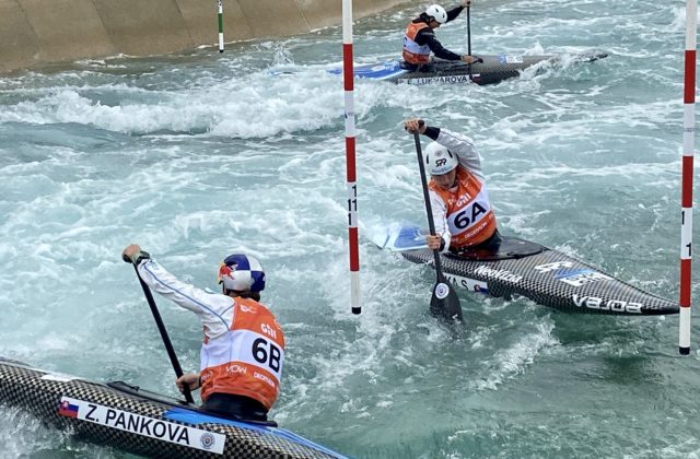 Slovenskí reprezentanti vo vodnom slalome na majstrovstvách sveta nezískali v tímových súťažiach žiadnu medailu