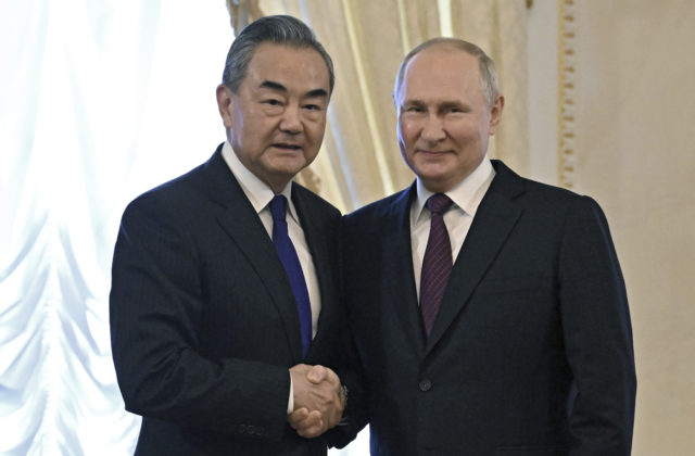 Putin sa stretol s ministrom Wangom I a prijal pozvanie do Číny, príde počas summitu Novej Hodvábnej cesty