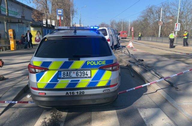 Dodávka vrazila v Prahe do ľudí stojacich na zastávke, zranenia utrpel aj vodič vozidla