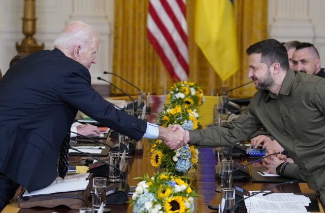 Ukrajina a Spojené štáty sa dohodli na spoločnej výrobe zbraní, podľa Zelenského ide o historickú záležitosť (video)