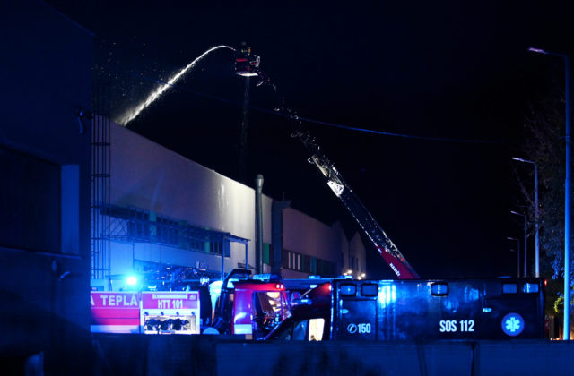 Hasiči v Trenčíne likvidovali požiar výrobnej haly, plamene sa rozšírili aj na strechu