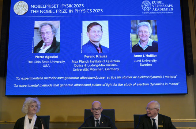 Nobelovu cenu za fyziku získala trojica vedcov