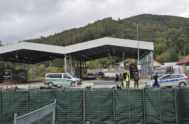 Policajti, vojaci so samopalmi a zátarasy. Cez niektoré hraničné priechody s Poľskom prejdú len peší (foto)