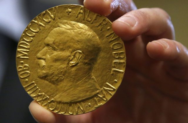 Pred 25 rokmi dostali dvaja laureáti Nobelovej ceny záchranný balík vo výške 3,6 miliardy dolárov, čím spustili projekt Too Big To Fail