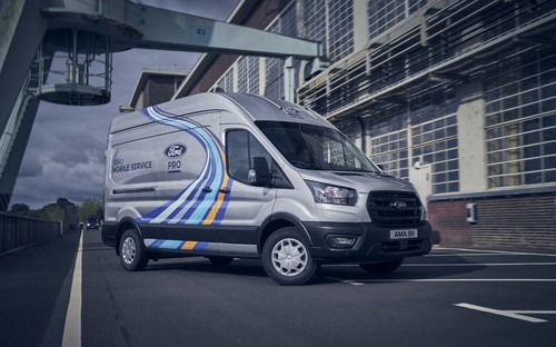 Ford Transit 2024 budú kuriéri milovať. Vypne motor, zapne výstražníky, otvorí dvere…