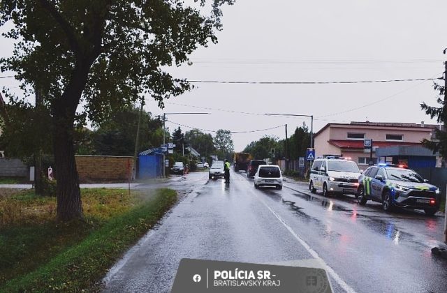 Auto zrazilo na priechode 13-ročné dievča, dodávka zachytila chlapca (foto)