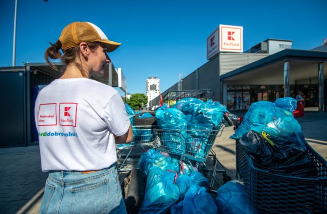 Kaufland a Lidl v septembri pomáhali čistiť našu krajinu