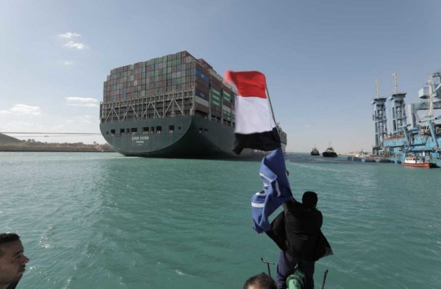 Egypt očakáva pre upchatý Suezský prieplav miliardové odškodné. Zatiaľ nie je jasné, kto to zaplatí