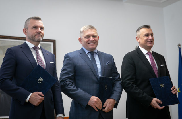 Fico, Pellegrini a Danko podpísali Memorandum o porozumení. Hlas bude mať viac ministerstiev ako Smer (video)