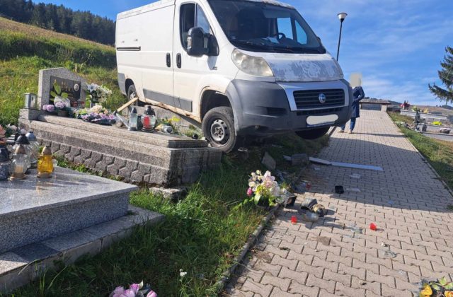 Muža na cintoríne prešla zaparkovaná dodávka, zasahovať musel vrtuľník (foto)