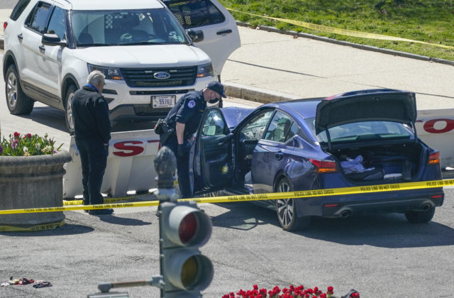 Pred budovou amerického Kapitolu zrazilo auto dvoch policajtov, jeden zraneniam podľahol (video)
