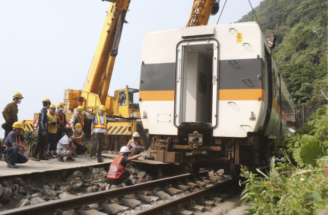 Vykoľajenie vlaku na Taiwane si vyžiadalo 50 obetí, zranenia utrpelo vyše 170 cestujúcich