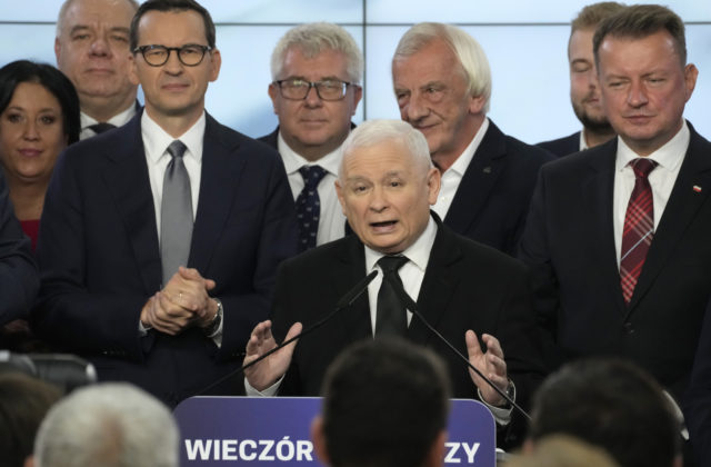 Voľby v Poľsku zrejme vyhrala vládna strana PiS, ale pri moci asi nezostane