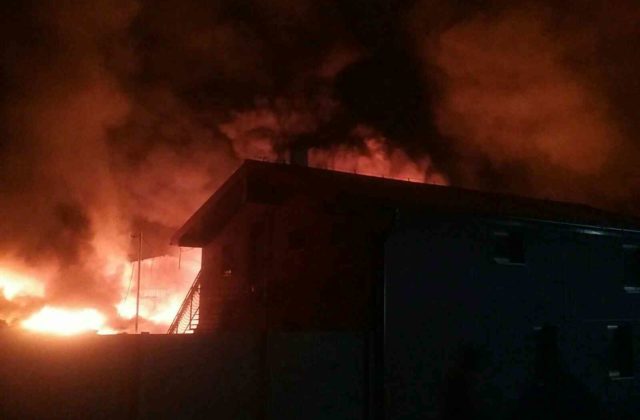 Rodinný dom, ktorý poškodilo zemetrasenie na východe Slovenska, zachvátil požiar