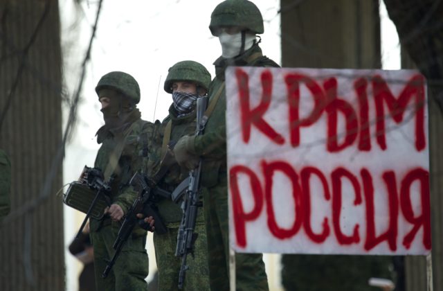Rusko rozmiestňuje vojská okolo hraníc s Ukrajinou, podľa hovorcu Kremľa by to nemalo nikoho znepokojovať