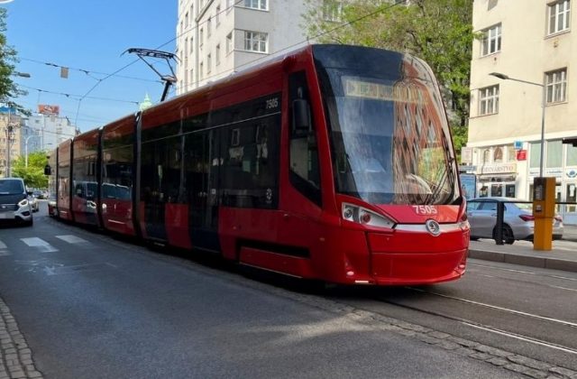 Električky v Karlovej Vsi zrazili dvoch chodcov, žena po strete s Mercedesom skončila v nemocnici