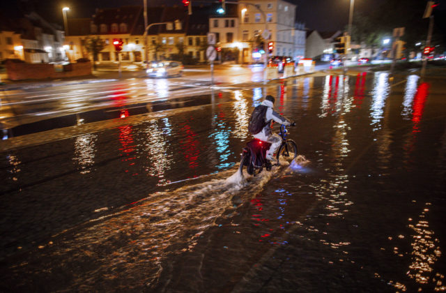 Severná Európa čelí rozsiahlym záplavám, v Škótsku si vyžiadala život jednej ženy (foto)