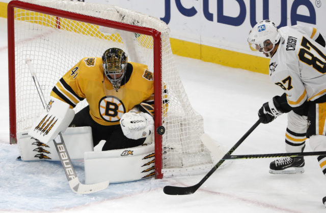 Halák inkasoval päť gólov, ale Boston aj tak vyhral. Proti Pittsburghu ho potiahli najlepší hráči (video)