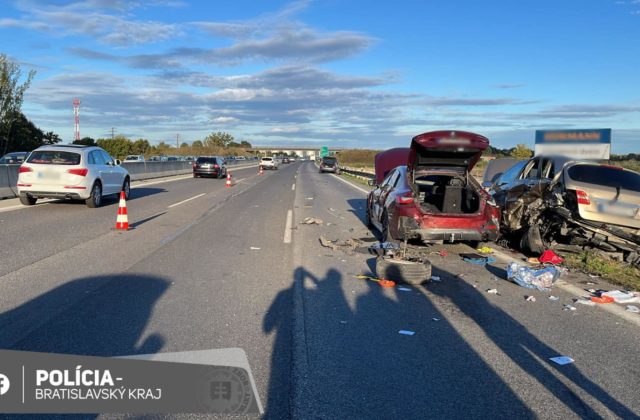 Na diaľnici D1 v smere na Senec sa stala vážna dopravná nehoda, na mieste zasahuje vrtuľník a dve sanitky