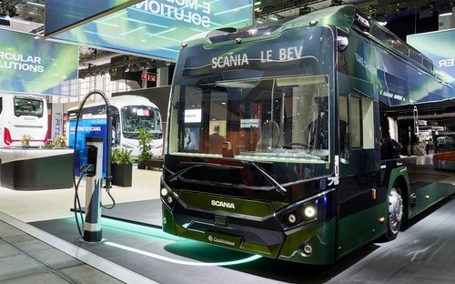 Nové elektrické autobusy Scania zlepšili chladenie aj výkon. Na streche vozia 520 kWh energie