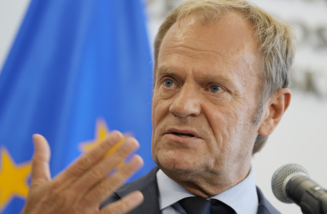 Tusk oznámil presun všetkých dostupných zdrojov na ochranu hranice s Bieloruskom po napadnutí strážnika migrantmi