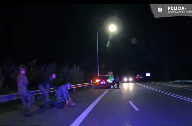 Nočná naháňačka v okolí Bratislavy: Polícia zadržala auto s 15 migrantmi zo Sýrie (video)