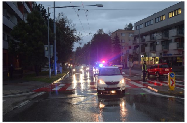 Vodič zrazil 16-ročného chlapca na prechode, žilinská polícia vyšetruje okolnosti nehody