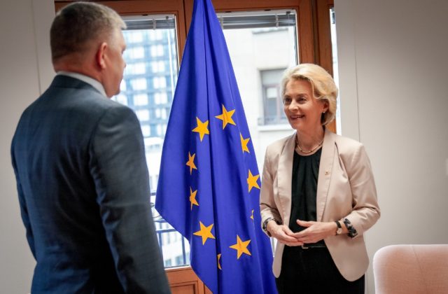 Nová vláda nemieni naďalej vojensky podporovať Ukrajinu, povedal Fico predsedníčke Európskej komisie (foto)