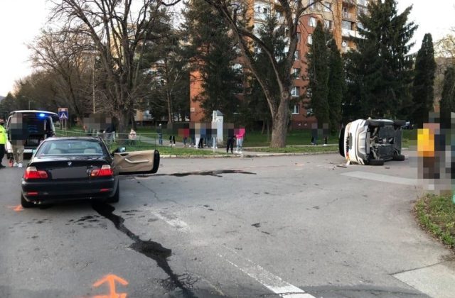 Vodič na Range Roveri sa v Strážskom zrazil s BMW, so svojím autom sa prevrátil na bok