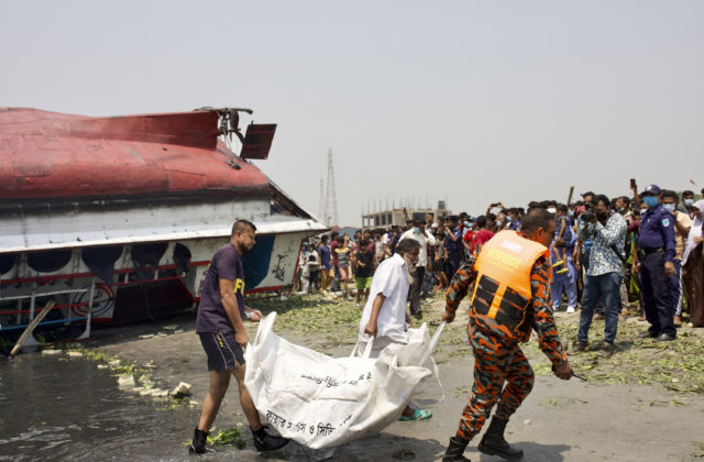 Nákladná loď prevrátila v Bangladéši riečny trajekt, pri nehode zomrelo najmenej 25 ľudí