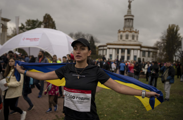 Tisíce Ukrajincov bežali na „najdlhšom maratóne na svete“, uctili si pamiatku padlých vo vojne proti Rusom (foto)