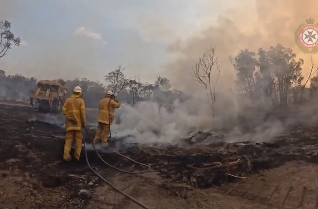 Lesný požiar v Austrálii zničil viac ako 50 domov a našlo sa aj obhorené ľudské telo (video)