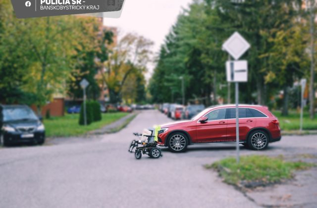 Muž pohybujúci sa na elektrickom vozíku utrpel po zrážke s autom ťažké zranenia