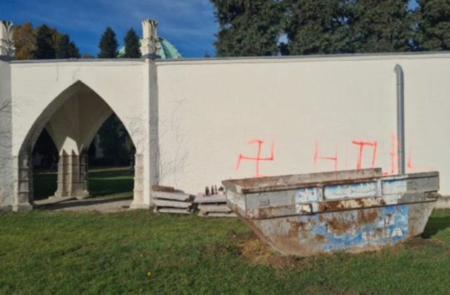 V židovskej časti cintorína vo Viedni niekto úmyselne založil požiar a na steny nastriekal hákové kríže (foto)