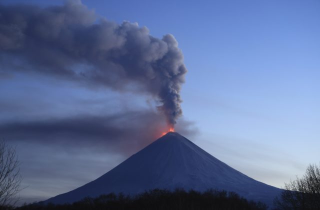 Z najvyššej aktívnej sopky v Eurázii vychrlil popol až do výšky 13 kilometrov, úrady nariadili preventívne opatrenia (foto+video)