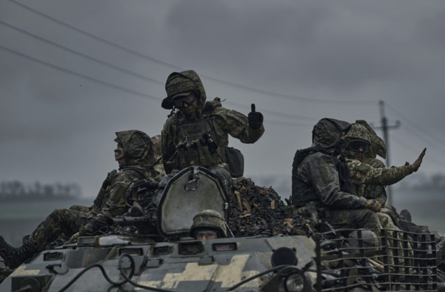 Ukrajinská armáda odrazila pokus ruských síl postúpiť k Vuhledaru a spôsobila im vysoké straty, tvrdí Zelenskyj