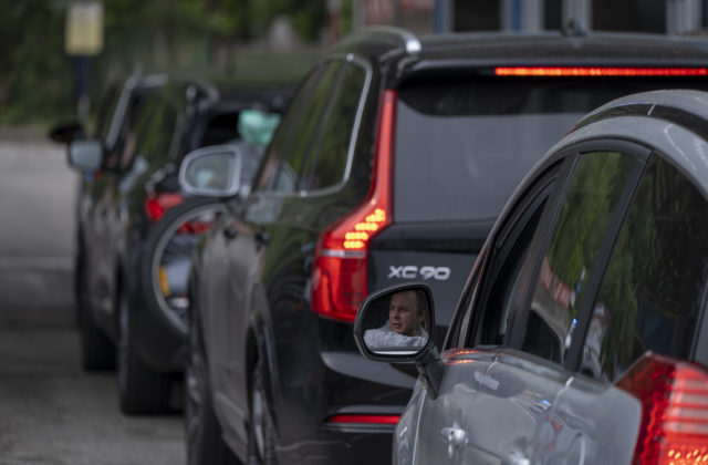 Lotyšsko zakáže premávku autám s ruskými poznávacími značkami, nezaregistrované zhabú a pošlú na Ukrajinu