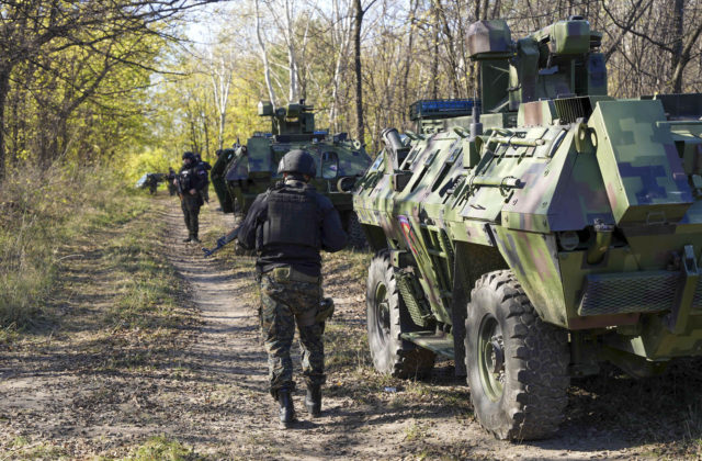 Srbská polícia zatkla sedem prevádzačov a našla približne 3400 migrantov pri pokuse dostať sa do Maďarska