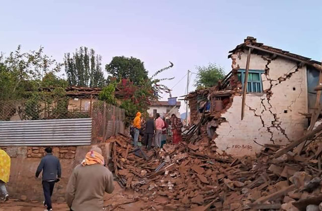 Nepál zasiahlo zemetrasenie s magnitúdom 5,6 a vyžiadalo si desiatky mŕtvych, úrady očakávajú nárast obetí (foto)