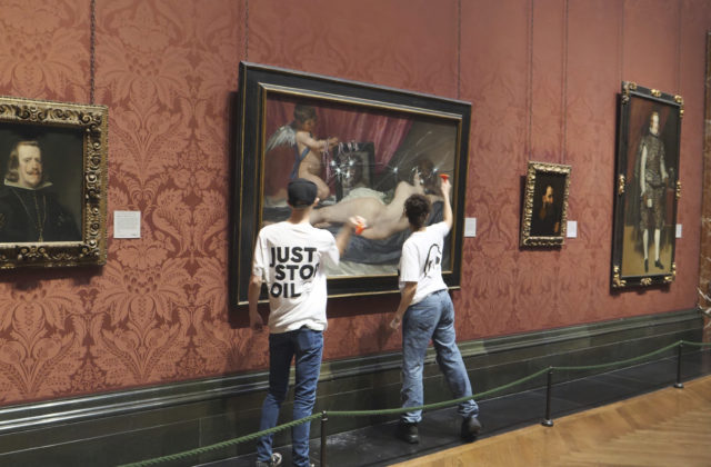 Klimatickí aktivisti poškodili sklo pred dielom Venušina toaleta v Národnej galérii v Londýne